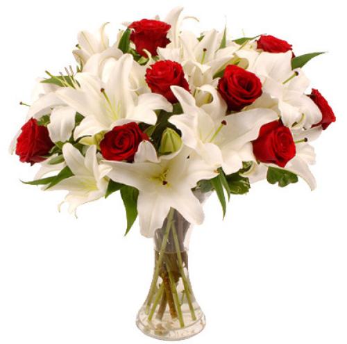 Αγάπη και Πάθος Ανθοδέσμη με κόκκινα τριαντάφυλλα και ολόφρεσκα οριεντάλ