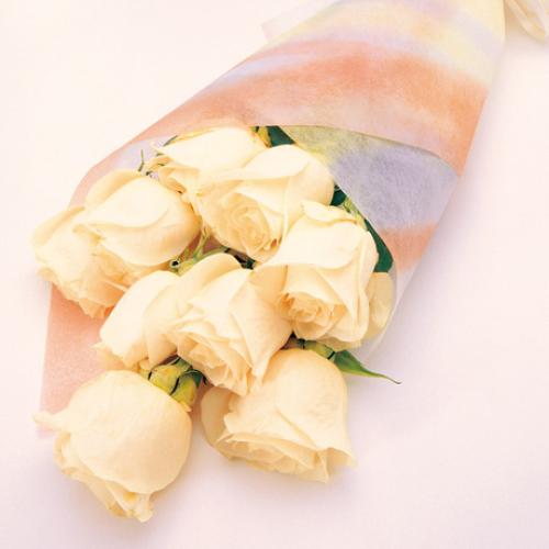 Ανεπιτήδευτη αγάπη Μπουκέτο λουλουδιών από ολόλευκα ντελικάτα τριαντάφυλλα.