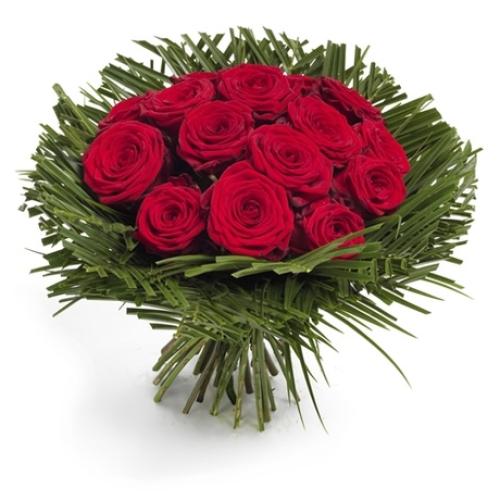 Έρωτας στο Κόκκινο Εντυπωσιακή ανθοδέσμη από κατακόκκινα τριαντάφυλλα.