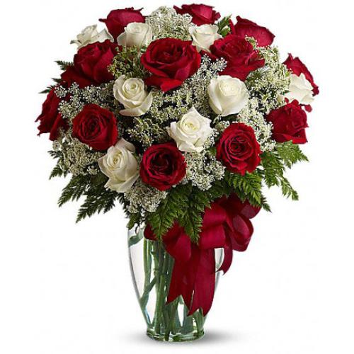 Ρομαντισμός Ανθοδέσμη με συνδυασμό κόκκινων και λευκών τριαντάφυλλων