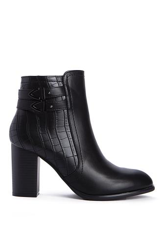 Γυναικεία ankle boots με ασύμμετρο τελείωμα, μαύρο