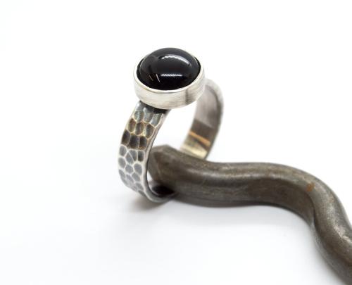 Ασημένιο σφυρήλατο δαχτυλίδι με Μαύρο Όνυχα