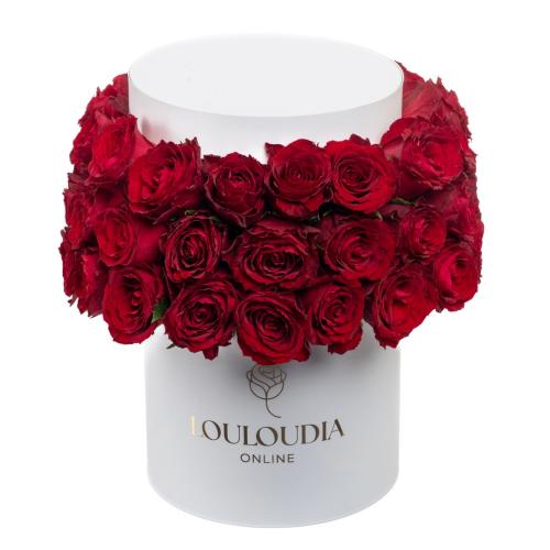 Λευκό Κουτί με 50 Κόκκινα Τριαντάφυλλα με Μπερέ 30x40cm