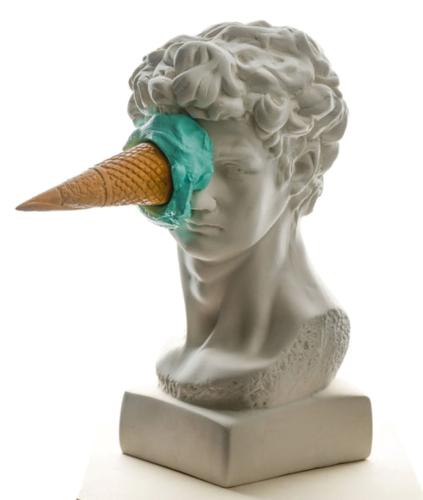 Διακοσμητικό άγαλμα από ρητίνη David με παγωτό σιέλ